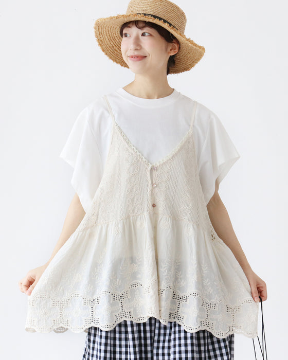 上品可愛いが詰まったレース花刺繍ベスト