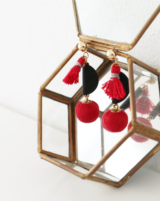 赤と黒のピアス