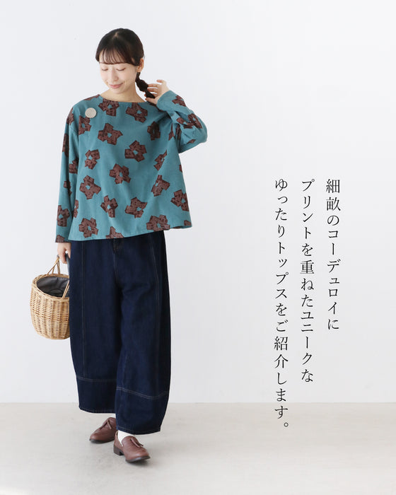 やわらかなブルーが誘う、アートな一枚。トップス