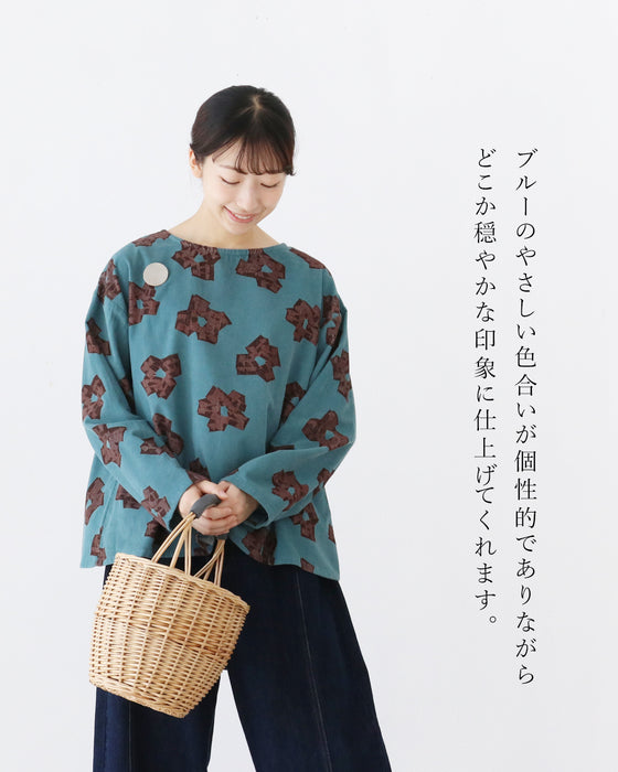 やわらかなブルーが誘う、アートな一枚。トップス