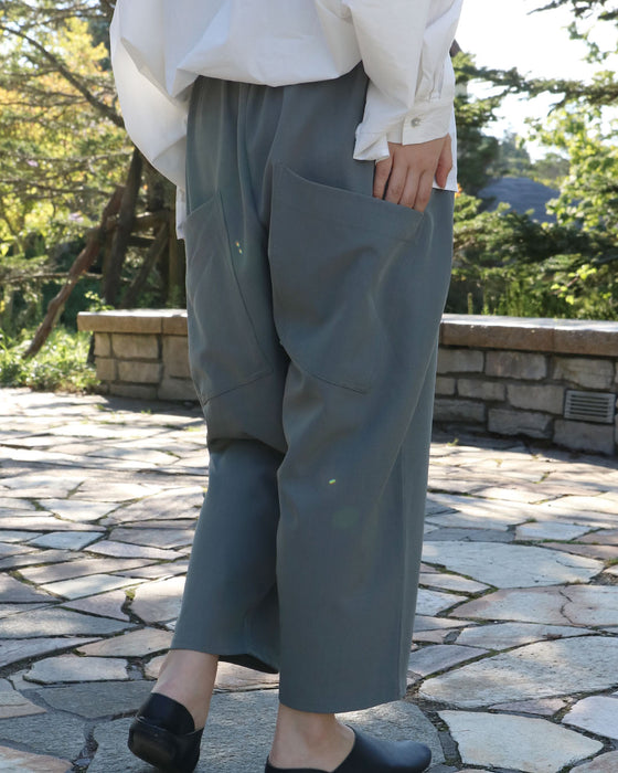 締めつけず、品よく整う パンツ