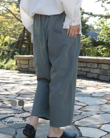  締めつけず、品よく整う パンツ