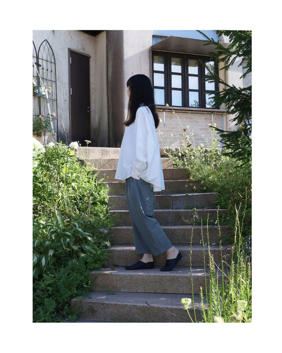 締めつけず、品よく整う パンツ