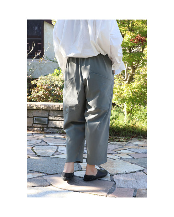 締めつけず、品よく整う パンツ