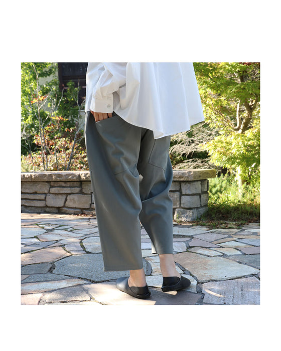 締めつけず、品よく整う パンツ