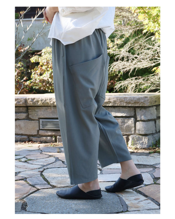 締めつけず、品よく整う パンツ