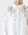 顔回り華やぐ花刺繍トップス