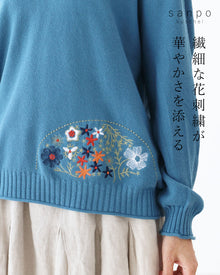  繊細な花刺繍が華やかさを添えるトップス