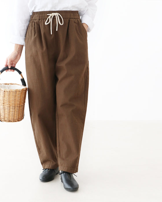 楽ちん伸縮なのにすっきり見える万能パンツ