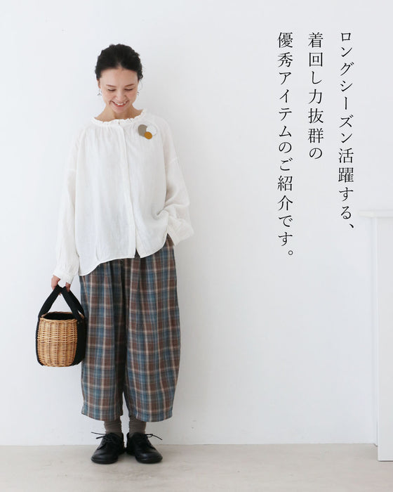 そっと主張するフリルの存在感トップス