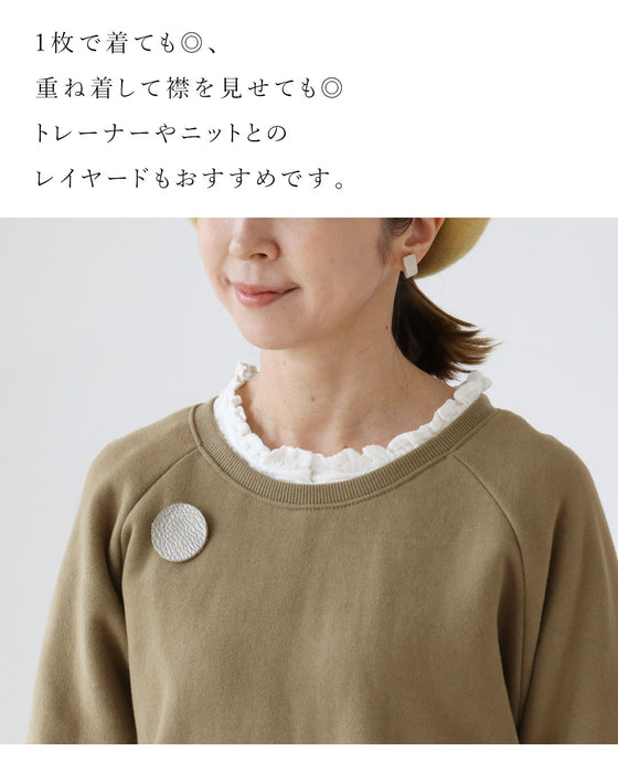 そっと主張するフリルの存在感トップス