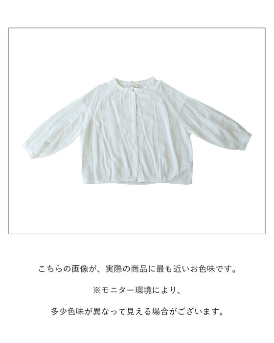 そっと主張するフリルの存在感トップス