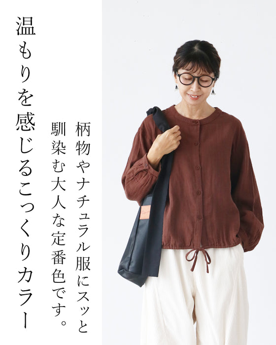 裾の絞りでシルエットが変わる。着回し上手な一枚