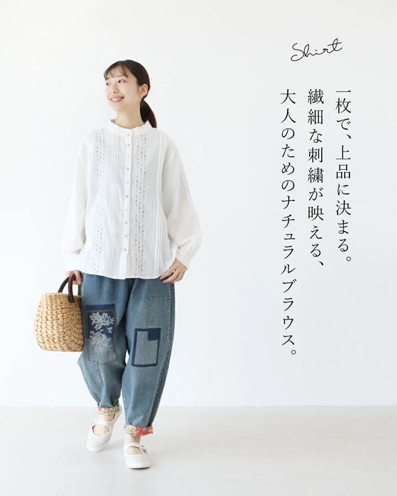 さりげなく目を引く彩り刺繍ガーゼブラウス
