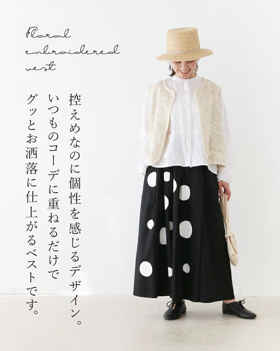 コーデをあか抜け見せ花刺繍ベスト