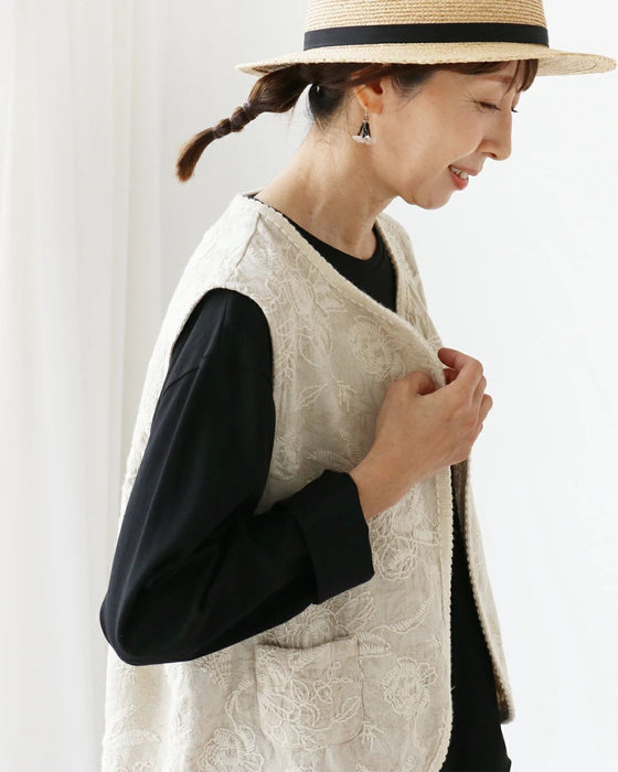 コーデをあか抜け見せ花刺繍ベスト