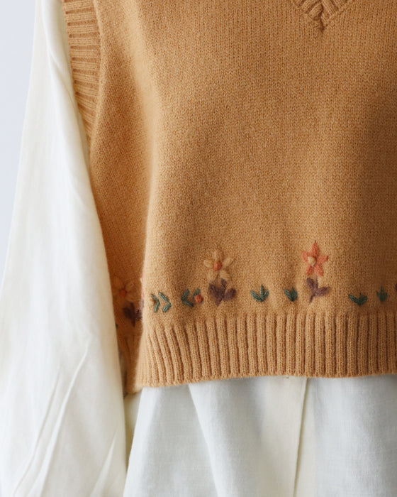着こなしが華やぐ草花刺繍
