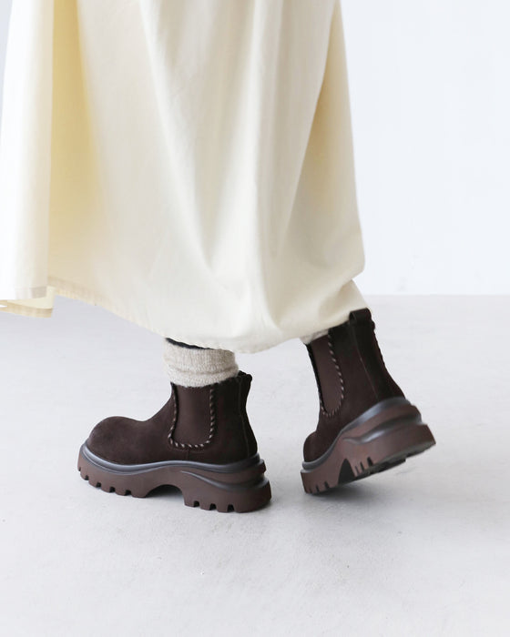 ナチュラルに、大人の存在感 スウェードステッチレザーブーツ