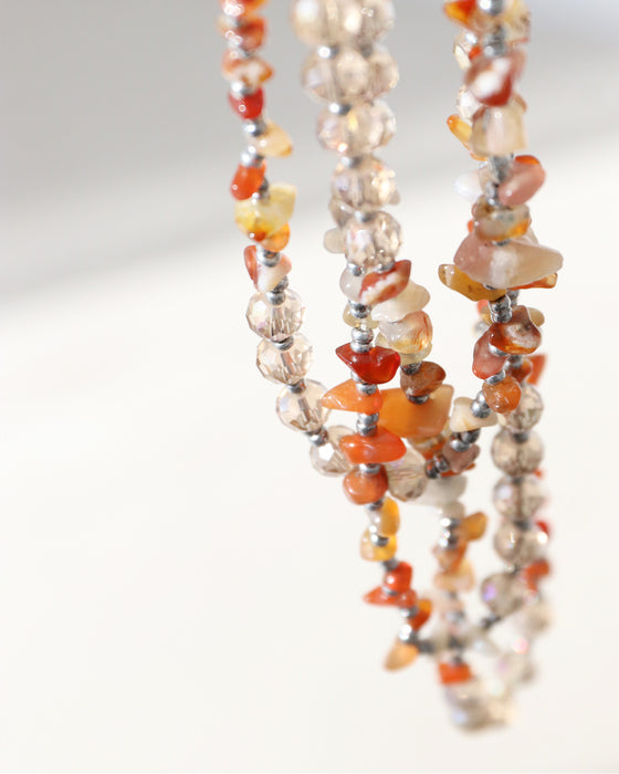 シンプルを華やかに変える天然石の彩りネックレス