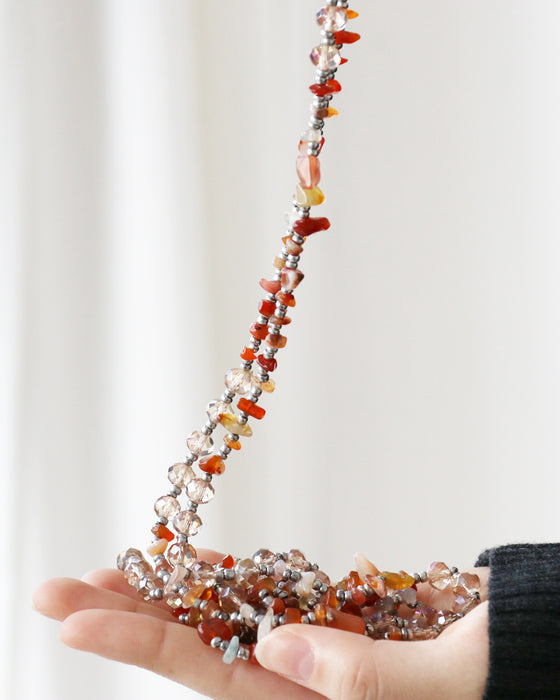 シンプルを華やかに変える天然石の彩りネックレス