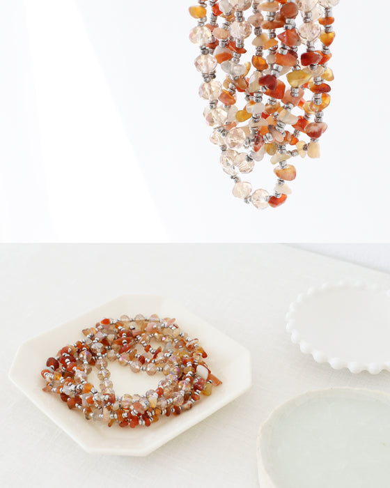 シンプルを華やかに変える天然石の彩りネックレス