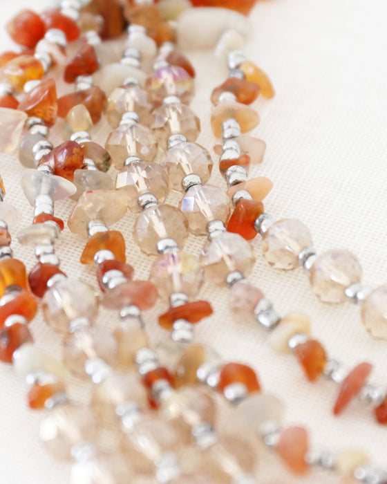 シンプルを華やかに変える天然石の彩りネックレス