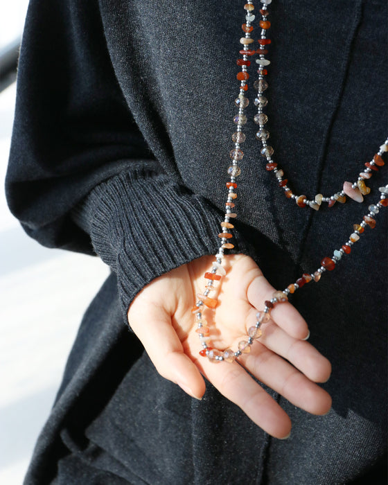シンプルを華やかに変える天然石の彩りネックレス