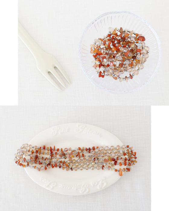 シンプルを華やかに変える天然石の彩りネックレス