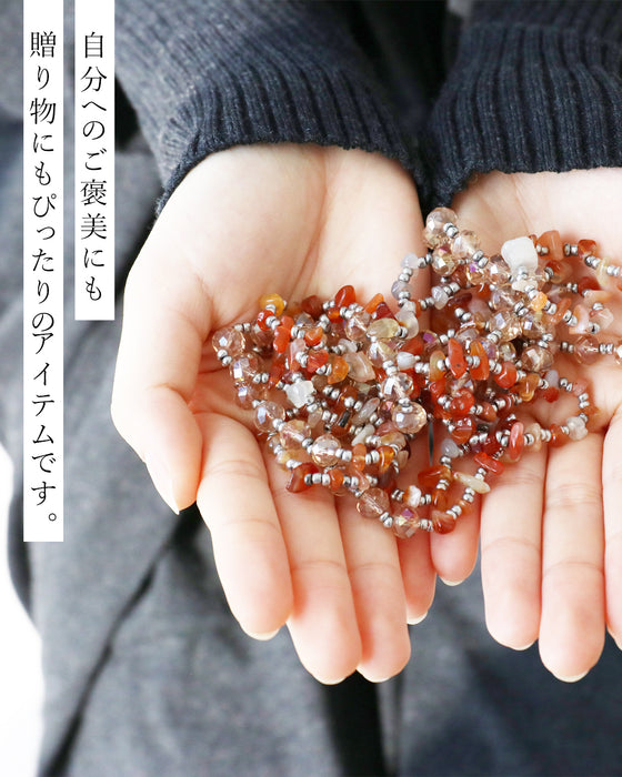 シンプルを華やかに変える天然石の彩りネックレス