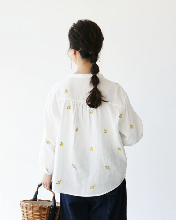 何気ない日をそっと彩る花刺繍ガーゼブラウス