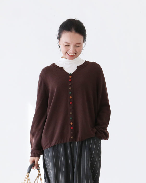 カラフルボタンニット