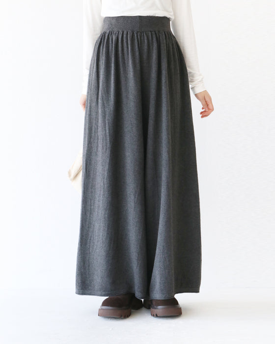 脚長見えニットパンツ