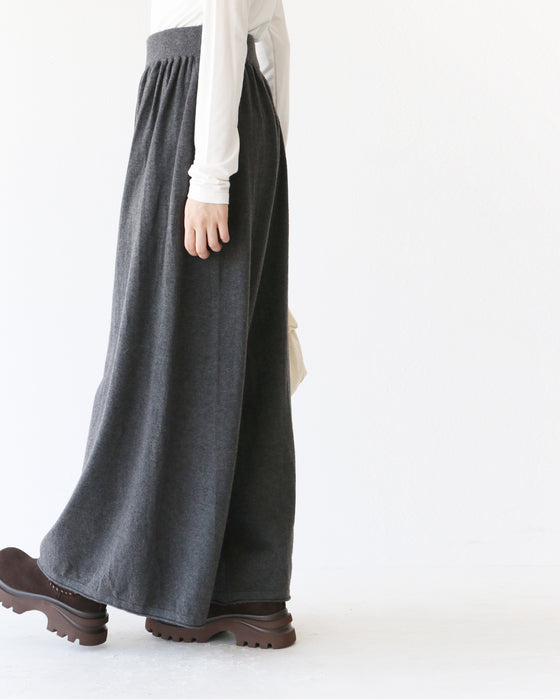 脚長見えニットパンツ