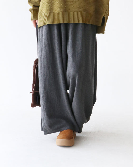 脚長見えニットパンツ