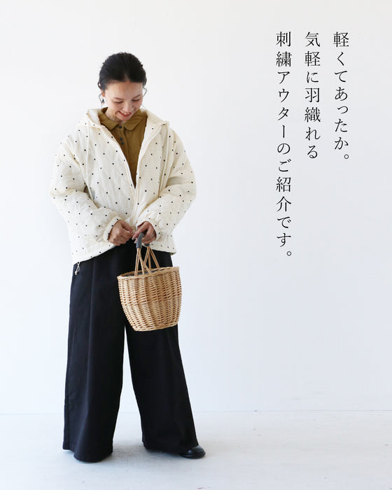 パーカー感覚で着られる刺繍アウター