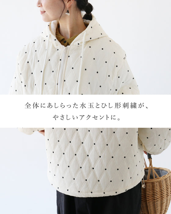 パーカー感覚で着られる刺繍アウター