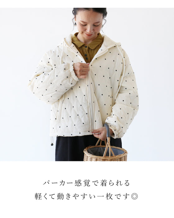 パーカー感覚で着られる刺繍アウター