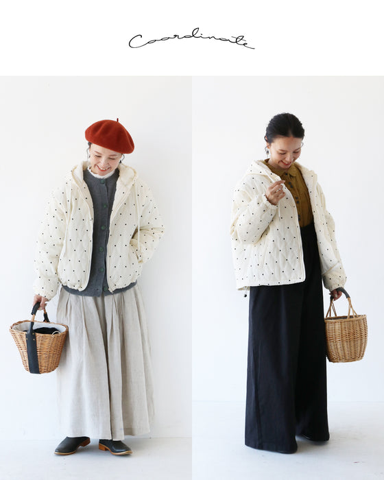 パーカー感覚で着られる刺繍アウター