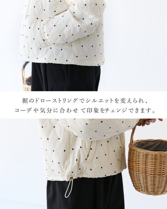 パーカー感覚で着られる刺繍アウター