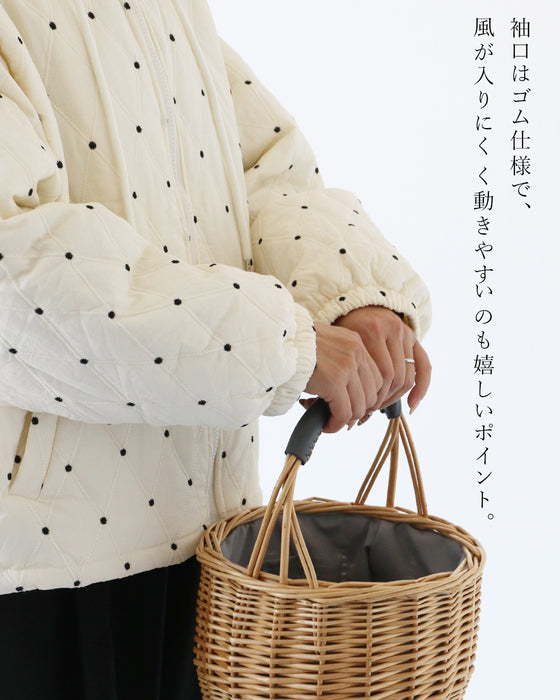 パーカー感覚で着られる刺繍アウター