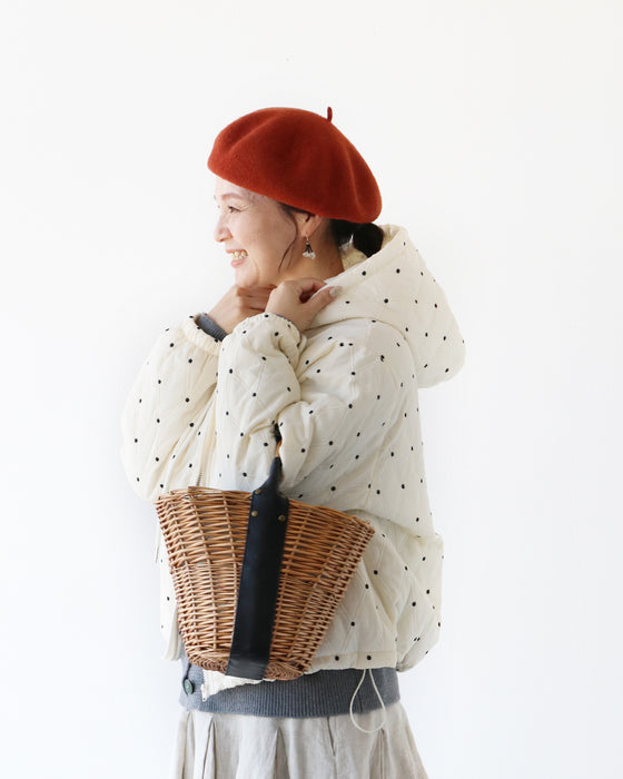 パーカー感覚で着られる刺繍アウター