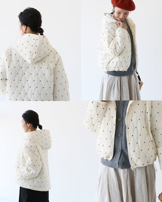 パーカー感覚で着られる刺繍アウター