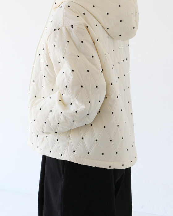 パーカー感覚で着られる刺繍アウター