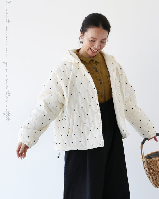 パーカー感覚で着られる刺繍アウター