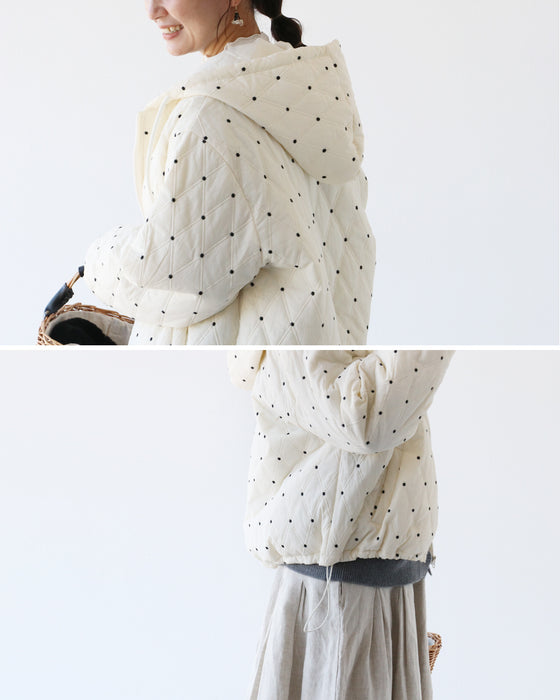 パーカー感覚で着られる刺繍アウター