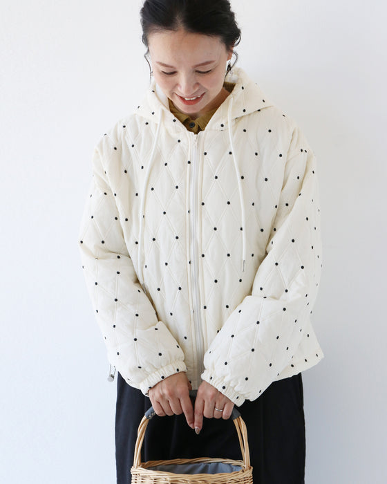 パーカー感覚で着られる刺繍アウター