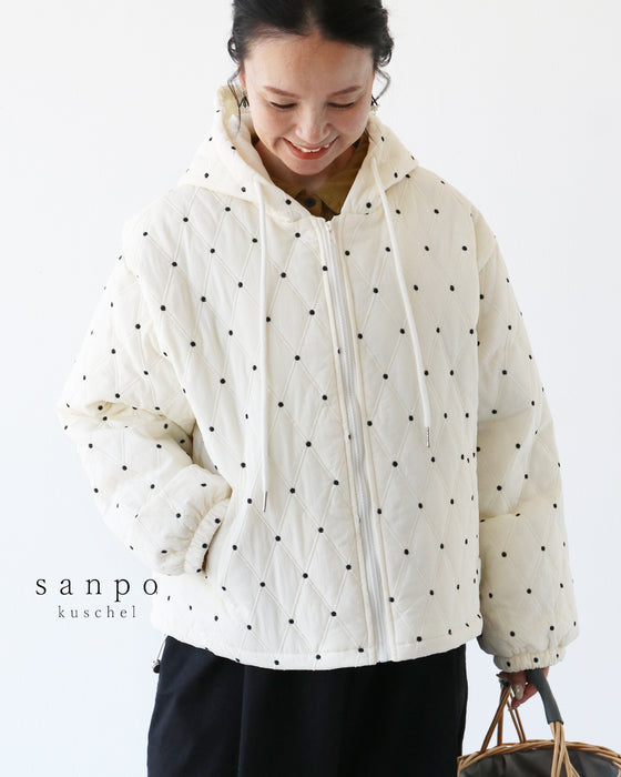 パーカー感覚で着られる刺繍アウター