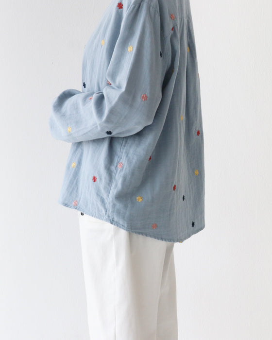 色花刺繍のガーゼシャツ