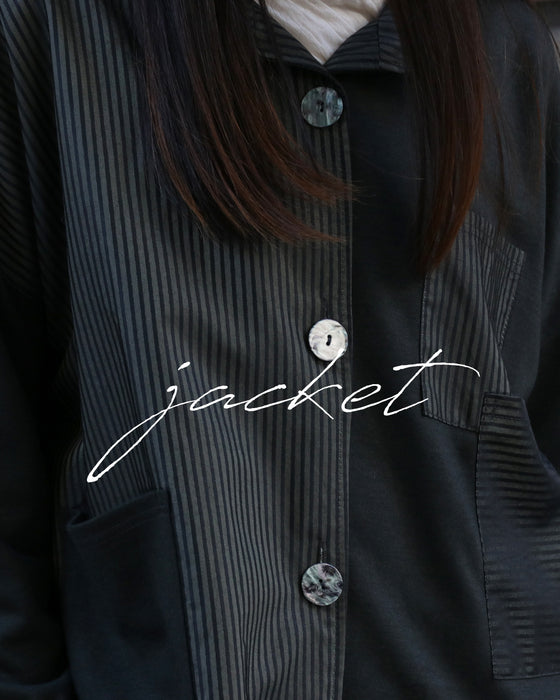 上品さとこなれ感を纏うストライプジャケット