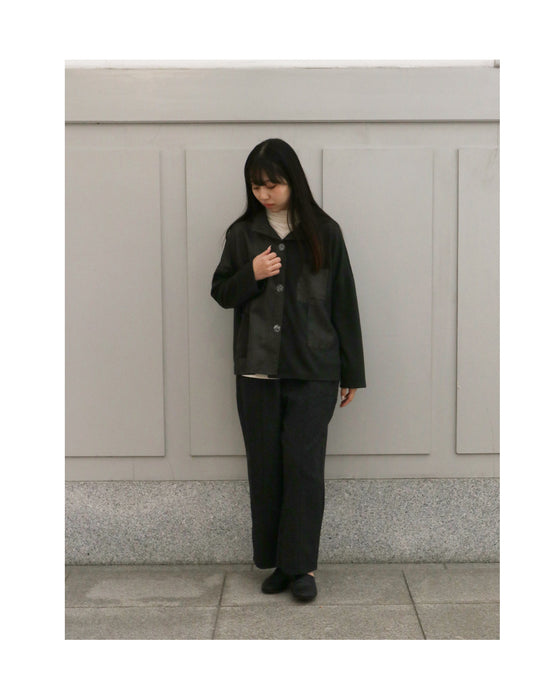 上品さとこなれ感を纏うストライプジャケット